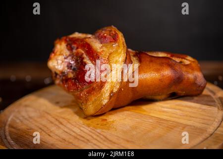 Große geräucherte Schweinshaxe, leckeres Essen, Vorspeise. Bayerischer gegrillter Schweinshaxe - Deutsche Schweinehähne. Platz für Text. Draufsicht. Stockfoto