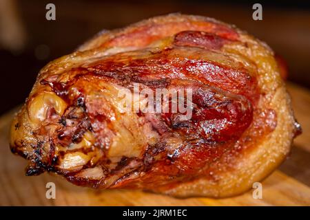 Saftig geräucherter Schweinshaxe, köstliche Fleisch Vorspeise, Scheiben auf einem Holzbrett, Essen, Kopie Raum Stockfoto