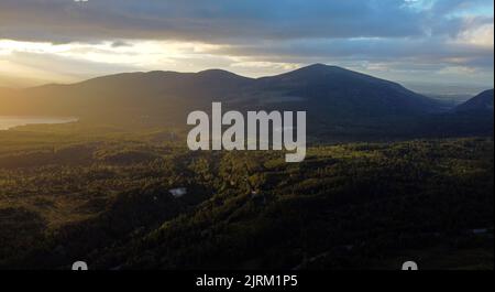 Luftaufnahme von Creagan Gorm und den benachbarten Gipfeln über den Glenmore Forest Park im Cairngorms National Park Schottland Großbritannien Stockfoto