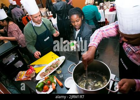 Johannesburg, Südafrika - 31. August 2014: Verschiedene Menschen beim Team Building Kochkurs Stockfoto