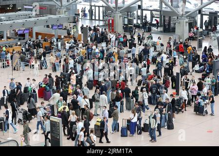 Hamburg, Deutschland. 07.. Juli 2022. Hamburg Airport: Zahlreiche Reisende sind zu Beginn der Ferien im Terminal 1 unterwegs. Kredit: Bodo Marks/dpa/Alamy Live Nachrichten Stockfoto