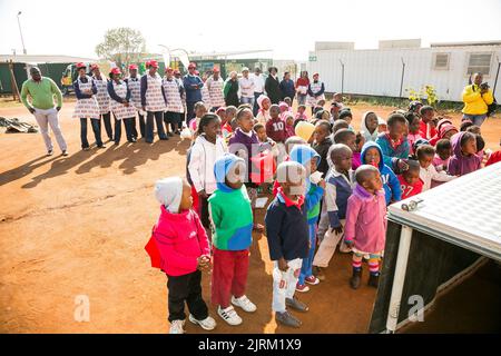 Johannesburg, Südafrika - 18. Juli 2016: Outdoor-Aktivitäten für junge afrikanische Kindergartenschule Stockfoto