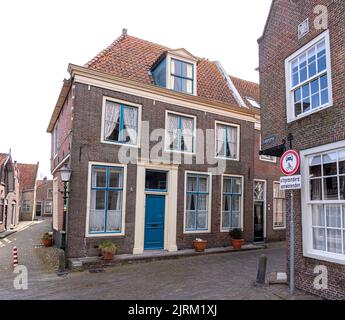 Enkhuizen, Niederlande - 24. April 2021: Fassade eines Wohnhauses im alten historischen enkhuizen. Altes Backsteinhaus. Stockfoto