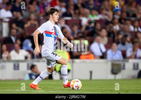 BARCELONA, SPANIEN - 24. AUGUST: Pablo Torre vom FC Barcelona in Aktion während des Charity for ELA-Spiels zwischen dem FC Barcelona und Manchester City am 24. August 2022 im Spotify Camp Nou in Barcelona, Spanien. Quelle: Ricardo Larreina/AFLO/Alamy Live News Stockfoto