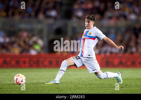 BARCELONA, SPANIEN - 24. AUGUST: Pablo Martin Paez Gavira Gavi vom FC Barcelona in Aktion während des Charity for ELA-Spiels zwischen dem FC Barcelona und Manchester City am 24. August 2022 im Spotify Camp Nou in Barcelona, Spanien. Quelle: Ricardo Larreina/AFLO/Alamy Live News Stockfoto