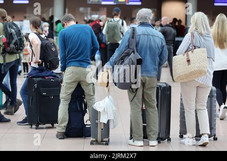 Hamburg, Deutschland. 07.. Juli 2022. Hamburg Airport: Reisende stehen an den Check-in-Schaltern im Terminal 1. Kredit: Bodo Marks/dpa/Alamy Live Nachrichten Stockfoto