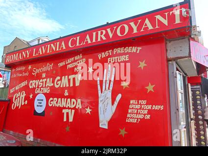 Romany Lavinia, Palmist, Hellsichtig, Crystal Ball, Vergangenheit Gegenwart Zukunft, On Promenade, Blackpool, Lancashire, England, Großbritannien, FY1 Stockfoto