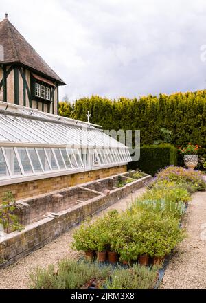 Die eleganten viktorianischen Gewächshäuser in den Eythrope Gardens auf dem Anwesen von Waddesdon Manor. Stockfoto