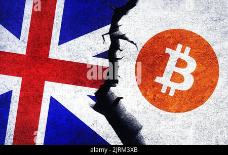 Bitcoin und Großbritannien Flagge auf einer Wand mit einem Riss. Großbritannien Bitcoin verboten, nicht legal, illegal, Blockchain-Technologie für Krypto Währung Konzept Stockfoto