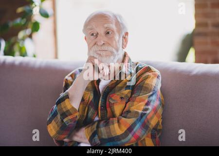 Nahaufnahme Foto von schönen Großvater weiß Haar gesinnten Gespräch Psychotherapie gekleidet lässig karierten Look sitzen Couch drinnen Wohnung Raum Stockfoto