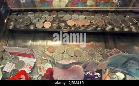 Penny Falls, Coin Pusher-Maschine, beliebt an Küstenorten wie hier am Blackpool South Pier, Lancashire, England, Großbritannien Stockfoto