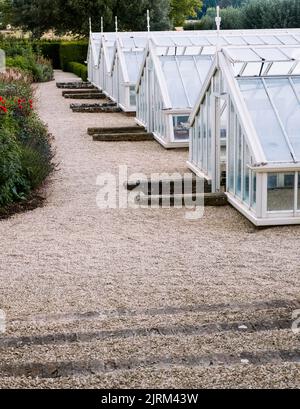 Die eleganten viktorianischen Gewächshäuser in den Eythrope Gardens auf dem Anwesen von Waddesdon Manor. Stockfoto