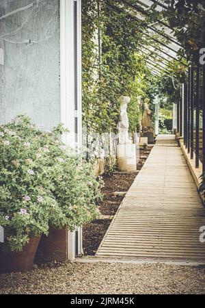 Die eleganten viktorianischen Gewächshäuser in den Eythrope Gardens auf dem Anwesen von Waddesdon Manor. Stockfoto