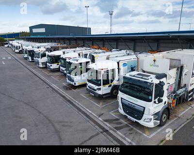 Edinburgh, Schottland, Großbritannien. 25.. August 2022. Müllabfuhr-Lastwagen, Müllwagen, die dem Stadtrat von Edinburgh angehören, sitzen in einem Mülldepot in Edinburgh geparkt und untätig. Arbeiter in der städtischen Reinigungsabteilung, darunter auch Binmänner, streiken derzeit über die Bezahlung. Iain Masterton/Alamy Live News Stockfoto