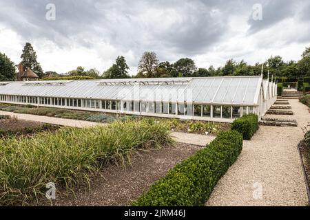 Die eleganten viktorianischen Gewächshäuser in den Eythrope Gardens auf dem Anwesen von Waddesdon Manor. Stockfoto