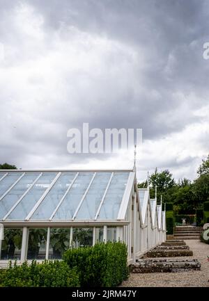 Die eleganten viktorianischen Gewächshäuser in den Eythrope Gardens auf dem Anwesen von Waddesdon Manor. Stockfoto