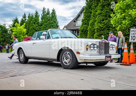 Highlands, NC - 10. Juni 2022: Vorderansicht eines Rolls-Royce Corniche II Cabriolets aus dem Jahr 1989, das eine lokale Automobilausstellung verlässt. Stockfoto