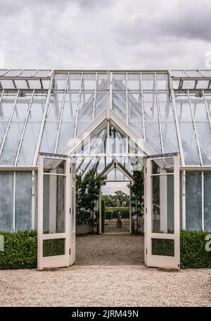 Die eleganten viktorianischen Gewächshäuser in den Eythrope Gardens auf dem Anwesen von Waddesdon Manor. Stockfoto