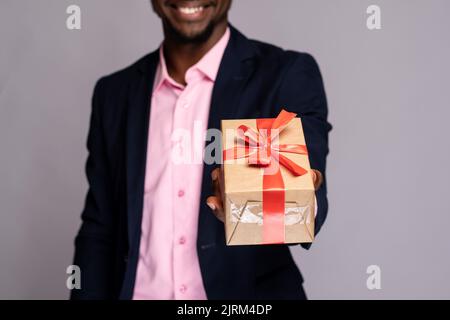 Schwarzer Mann mit einem Geschenk Stockfoto