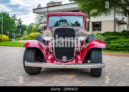 Highlands, NC - 10. Juni 2022: Low-Perspective-Vorderansicht eines Chevrolet Rumble Seat Coupés aus dem Jahr 1932 auf einer lokalen Automobilmesse. Stockfoto