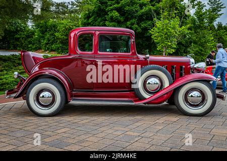 Highlands, NC - 10. Juni 2022: Low-Perspective-Seitenansicht eines Chevrolet Rumble Seat Coupés aus dem Jahr 1932 auf einer lokalen Automobilmesse. Stockfoto