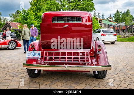 Highlands, NC - 10. Juni 2022: Rückansicht eines Chevrolet Rumble Seat Coupés aus dem Jahr 1932 auf einer lokalen Automobilausstellung. Stockfoto