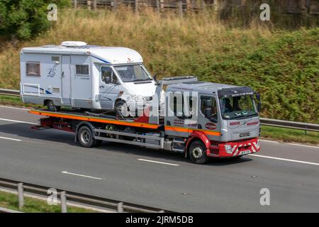 John Macadam & Son Rescue Ltd, 24 Stunden Pannenhilfe & Autohilfe. 2020 Volvo FL816 4x2 Crew Cab Tieflader, 24hr Notrettung am Straßenrand. Bergungsfahrzeug, das einen Pannenwagen mit sich führt; Fahrt auf der Autobahn M6, Großbritannien Stockfoto