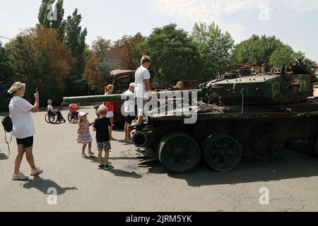 ODESA, UKRAINE - 25. AUGUST 2022 - Kinder erkunden eines der russischen Militärfahrzeuge, die von den Streitkräften der Ukraine zerstört wurden und auf dem Me ausgestellt sind Stockfoto