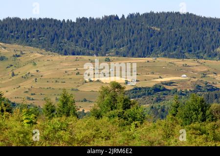 Ländliche Landschaft mit traditionellen Häusern in Bosnien und Herzegowina Stockfoto