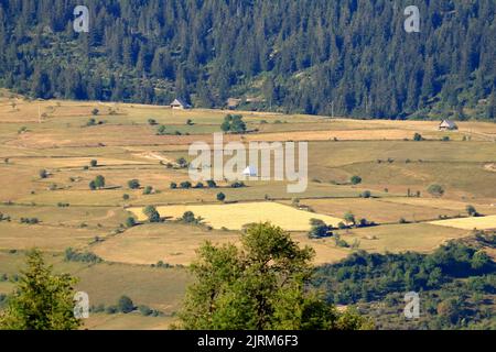Ländliche Landschaft mit traditionellen Häusern in Bosnien und Herzegowina Stockfoto