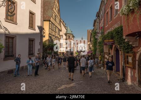 Blick auf eine Straße im mittelalterlichen Dorf Riquewihr, Elsass, Frankreich Stockfoto