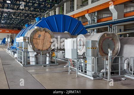 Hamburg, Deutschland. 25. August 2022. Ansicht der teilweise demontierten Turbine in der Turbinenhalle. Im Rahmen einer Pressekonferenz gab Vattenfall Auskunft über den Rückbau des stillgelegten Blockheizkraftwerks Moorburg. Quelle: Georg Wendt/dpa/Alamy Live News Stockfoto