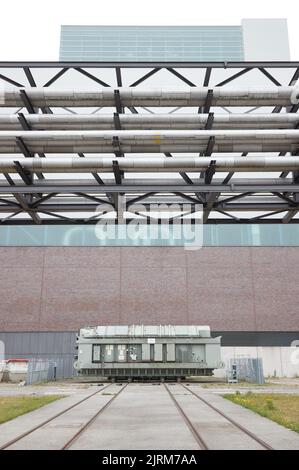 Hamburg, Deutschland. 25. August 2022. Ansicht eines Transformators, der bereits zur Verladung vor dem Turbinengebäude demontiert wurde. Im Rahmen einer Pressekonferenz gab Vattenfall Auskunft über den Rückbau des stillgelegten Blockheizkraftwerks Moorburg. Quelle: Georg Wendt/dpa/Alamy Live News Stockfoto