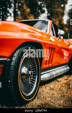 Frühjahrstreffen der Besitzer der alten Autos in der Stadt Hagfors-Schweden. Altes Auto und Details über die Karosserie des klassischen Oldtimers. Stockfoto