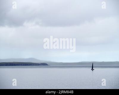 Yacht off Mull Head, Orkney, Schottland Stockfoto