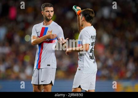 Miralem Pjanic und Pablo Torre vom FC Barcelona während des Freundschaftsspiel zugunsten der als zwischen dem FC Barcelona und Manchester City spielten am 24. August 2022 im Spotify Camp Nou Stadium in Barcelona, Spanien. (Foto von Colas Buera / PRESSIN) Stockfoto