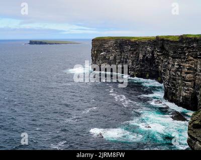 Marwick Head und Brough of Birsay, Orkney, Schottland Stockfoto