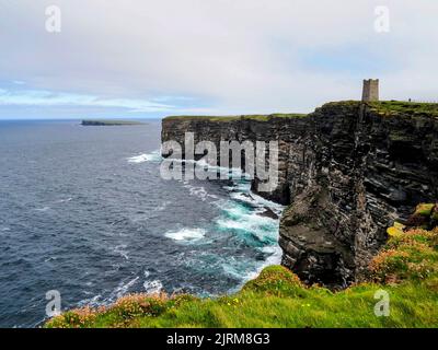 Marwick Head und Brough of Birsay, Orkney, Schottland Stockfoto