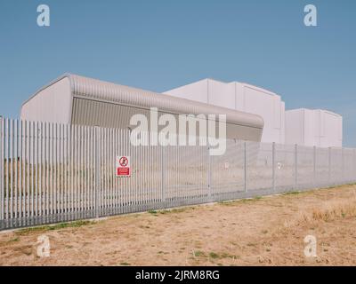 Die Wellpappe umhüllte das stillgelegte Kernkraftwerk Bradwell aus den 1950er Jahren in Bradwell Waterside, Bradwell, auf Sea Essex England, Großbritannien Stockfoto