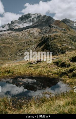 Ein Berg spiegelt sich im See. Es ist Sommer in den Bergen. Stockfoto