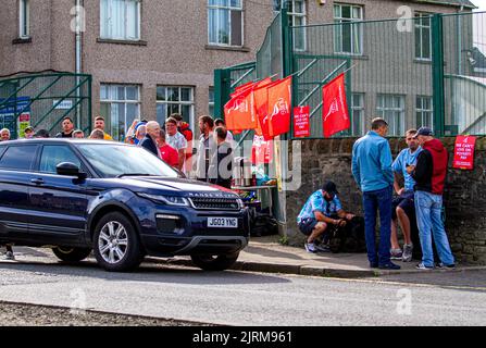 Dundee, Tayside, Schottland, Großbritannien. 25. August 2022. UK Breaking News: Die Beschäftigten des Stadtrats von Dundee sind heute in Streik getreten, nachdem ihre Union UNITE das letzte Lohnangebot von 5 % abgelehnt hat. Das wird sich in einigen Monaten, in denen die Lebenshaltungskosten noch härter beißen werden, nicht mehr lohnen. Schottische Räte rufen zu Regierungsinterventionen auf, um „internationale Verlegenheit“ und Ausbrüche von Ungeziefer zu vermeiden, da sich Müll auf den Straßen stapelt. Kredit: Dundee Photographics/Alamy Live Nachrichten Stockfoto