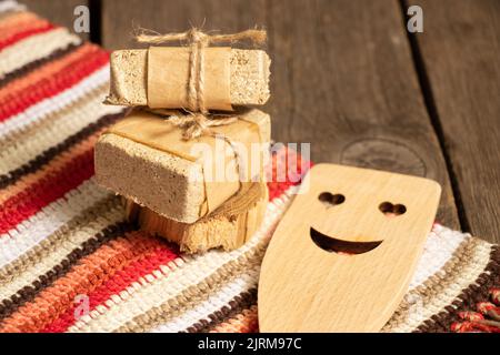 Ein Stück Erdnusshalva auf dem Tisch zum Frühstück, Halva auf dem Tisch Stockfoto