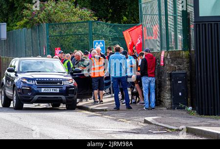 Dundee, Tayside, Schottland, Großbritannien. 25. August 2022. UK Breaking News: Die Beschäftigten des Stadtrats von Dundee sind heute in Streik getreten, nachdem ihre Union UNITE das letzte Lohnangebot von 5 % abgelehnt hat. Das wird sich in einigen Monaten, in denen die Lebenshaltungskosten noch härter beißen werden, nicht mehr lohnen. Schottische Räte rufen zu Regierungsinterventionen auf, um „internationale Verlegenheit“ und Ausbrüche von Ungeziefer zu vermeiden, da sich Müll auf den Straßen stapelt. Kredit: Dundee Photographics/Alamy Live Nachrichten Stockfoto