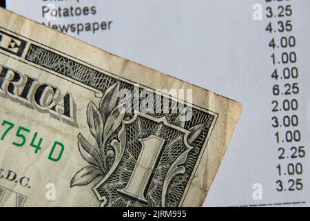 Ein Scheck aus dem Supermarkt ist auf dem Tisch, ein Papierscheck mit Einkäufen, Finanzen Summen Stockfoto