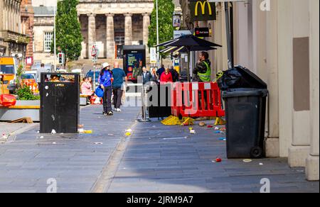 Dundee, Tayside, Schottland, Großbritannien. 25. August 2022. UK Breaking News: Die Beschäftigten des Stadtrats von Dundee sind heute in Streik getreten, nachdem ihre Union UNITE das letzte Lohnangebot von 5 % abgelehnt hat. Das wird sich in einigen Monaten, in denen die Lebenshaltungskosten noch härter beißen werden, nicht mehr lohnen. Schottische Räte rufen zu Regierungsinterventionen auf, um „internationale Verlegenheit“ und Ausbrüche von Ungeziefer zu vermeiden, da sich Müll auf den Straßen stapelt. Kredit: Dundee Photographics/Alamy Live Nachrichten Stockfoto