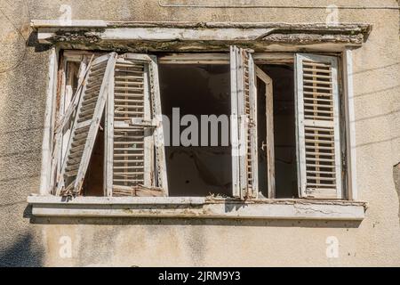 Ruiniertes Fenster, ruinierte Fensteransicht in einer verlassenen Stadt, Varosha in Famagusta, Zypern. Ein selektives Fokusfoto. Stockfoto