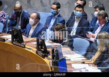 (220825) -- UNITED NATIONS, 25. August 2022 (Xinhua) -- UN-Untergeneralsekretär für Politik und Friedensförderung Rosemary DiCarlo (C) spricht auf einer Sitzung des UN-Sicherheitsrates am 24. August 2022 im UN-Hauptquartier in New York. Dicarlo äußerte sich am Mittwoch besorgt über die globalen Auswirkungen des Ukraine-Konflikts. (Foto/Handout von Loey-Ajman/UN über Xinhua) Stockfoto