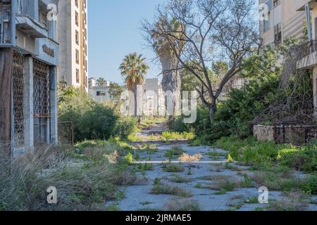 Die verlassene Stadt, Geisterstadt, Varosha in Famagusta, Nordzypern. Der lokale Name ist 'Kapali Maras' in Zypern. Ein selektives Fokusfoto. Stockfoto