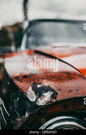 Ein Frühjahrstreffen der Besitzer von alten Autos in Hagfors-Schweden. Nahaufnahme des beschädigten Teils eines Autos Stockfoto