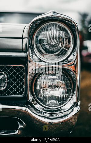 Ein Frühjahrstreffen der Besitzer von alten Autos in Hagfors-Schweden. Nahaufnahme der Oldtimer-Scheinwerfer Stockfoto